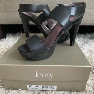 Levity black sandal size 10